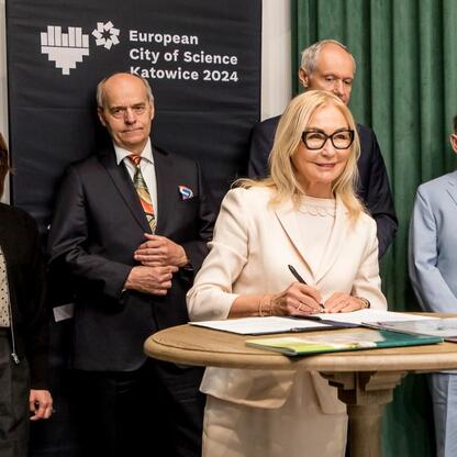 Podpis: Uczestnicy konferencji na Uniwersytecie Śląskim podpisują porozumienie o współpracy w Programie Naukowym dla Śląska. (wygenerowano przez AI)