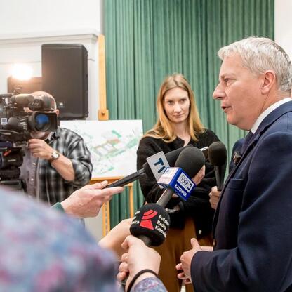 Marszałek Wojciech Saługa w trakcie konferencji prasowej Uniwersytetu Śląskiego w Katowicach. (wygenerowano przez AI)