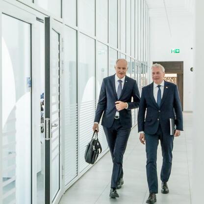 Wojciech Saługa, Marszałek Województwa Śląskiego, prowadzi rozmowę z kolegą podczas Forum Przyszłości Miasta Nauki. (wygenerowano przez AI)