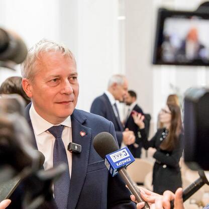 Wojciech Saługa, Marszałek Województwa Śląskiego, podczas wywiadu na Forum Przyszłości Miasta Nauki. (wygenerowano przez AI)