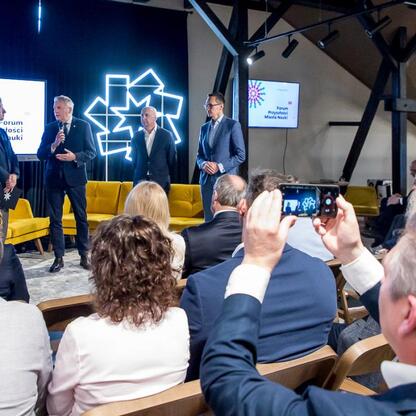 Wojciech Saługa, Marszałek Województwa Śląskiego, przemawia na Forum Przyszłości Miasta Nauki w spinPLACE Uniwersytetu Śląskiego. (wygenerowano przez AI)