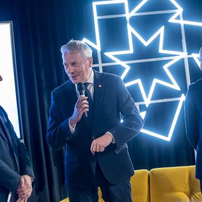 Wojciech Saługa, marszałek Województwa Śląskiego, prowadzi dyskusję na Forum Przyszłości Miasta Nauki w spinPLACE Uniwersytecie Śląskim. (wygenerowano przez AI)