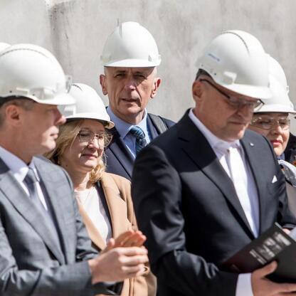 Wicemarszałek Województwa Śląskiego Leszek Pietraszek i delegacja uczestniczą w inauguracji nowej baterii koksowniczej w JSW Koksownia Przyjaźń w Dąbrowie Górniczej. (wygenerowano przez AI)