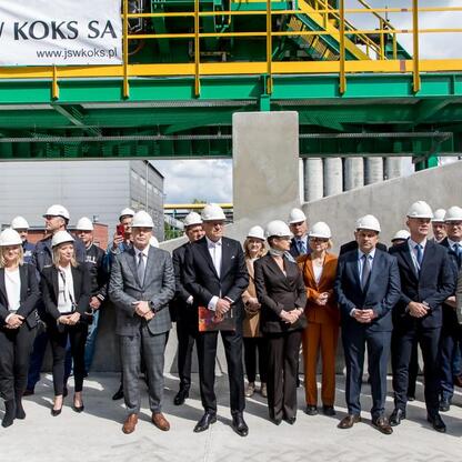 Leszek Pietraszek, wicemarszałek Województwa Śląskiego, na inauguracji nowej baterii koksowniczej JSW KOKS SA w Dąbrowie Górniczej. (wygenerowano przez AI)