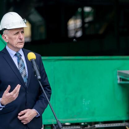 Wicemarszałek Województwa Śląskiego Leszek Pietraszek przemawia na inauguracji nowej baterii koksowniczej w JSW Koks w Dąbrowie Górniczej. (wygenerowano przez AI)