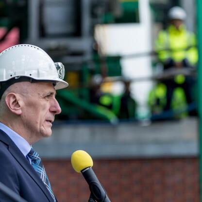 Wicemarszałek Województwa Śląskiego Leszek Pietraszek przemawia na inauguracji nowej baterii koksowniczej w Dąbrowie Górniczej. (wygenerowano przez AI)