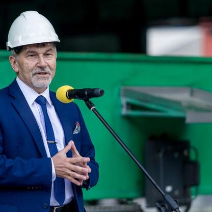 Wicemarszałek Województwa Śląskiego Leszek Pietraszek przemawia na otwarciu najnowocześniejszej baterii koksowniczej w Europie w JSW Koks w Dąbrowie Górniczej. (wygenerowano przez AI)