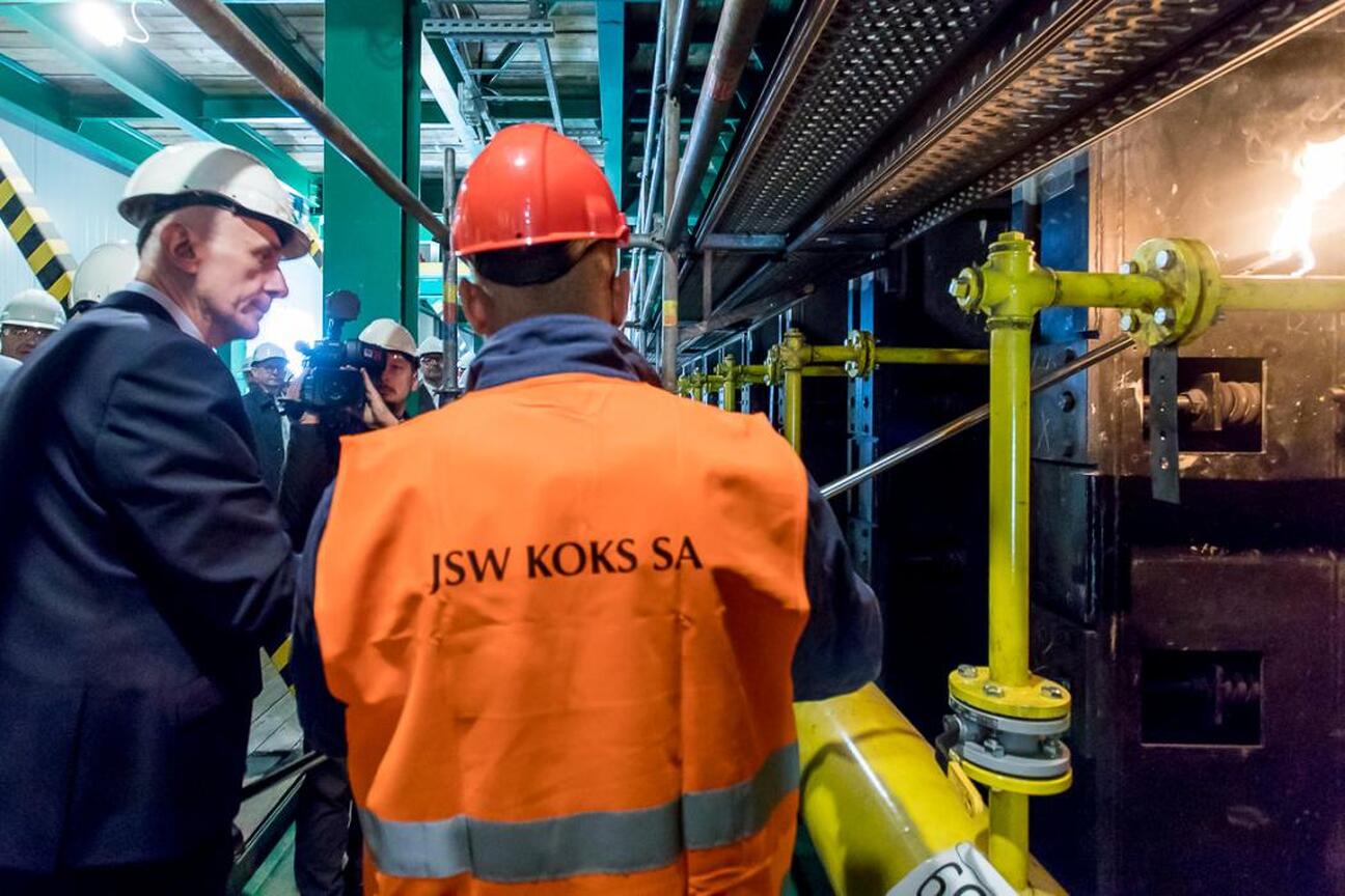 Zdjęcie przedstawia inspekcję nowoczesnej baterii koksowniczej w Dąbrowie Górniczej, Polska. (wygenerowano przez AI)
