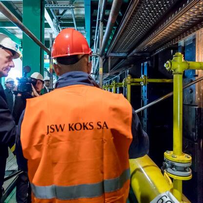 Wicemarszałek Województwa Śląskiego Leszek Pietraszek inspektuje nową baterię koksowniczą w Dąbrowie Górniczej. (wygenerowano przez AI)