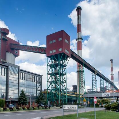 Modernizacja Koksowni Przyjaźń w Dąbrowie Górniczej, prezentująca nowoczesną baterię koksowniczą. (wygenerowano przez AI)