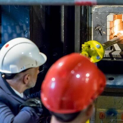 Oficjalne rozpoczęcie procesu rozgrzewu nowej baterii koksowniczej w JSW Koksownia Przyjaźń w Dąbrowie Górniczej. (wygenerowano przez AI)
