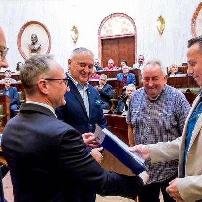 Wicemarszałek Grzegorz Boski wręcza certyfikaty 40 rodzinom działkowym w Sali Sejmu Śląskiego. (wygenerowano przez AI)