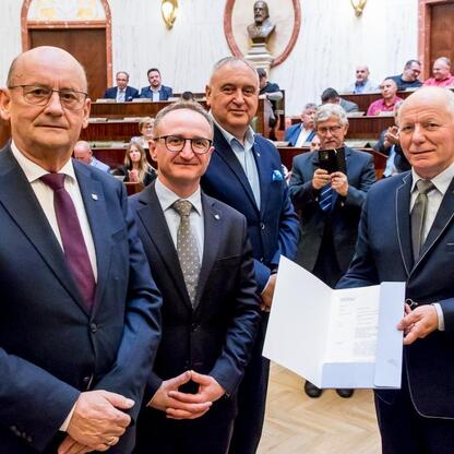 Wicemarszałek Grzegorz Boski wręcza certyfikaty w Sali Sejmu Śląskiego. (wygenerowano przez AI)