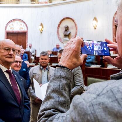 Wicemarszałek Grzegorz Boski na uroczystości wręczenia umów w Sali Sejmu Śląskiego. (wygenerowano przez AI)