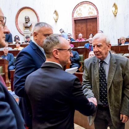 Wicemarszałek Grzegorz Boski przekazuje dofinansowanie dla 