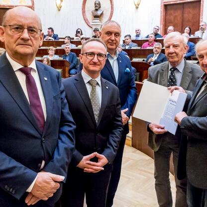 Wicemarszałek Grzegorz Boski wręcza certyfikaty w Sali Sejmu Śląskiego. (wygenerowano przez AI)