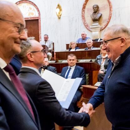 Wicemarszałek Grzegorz Boski wręcza certyfikaty w Sali Sejmu Śląskiego. (wygenerowano przez AI)