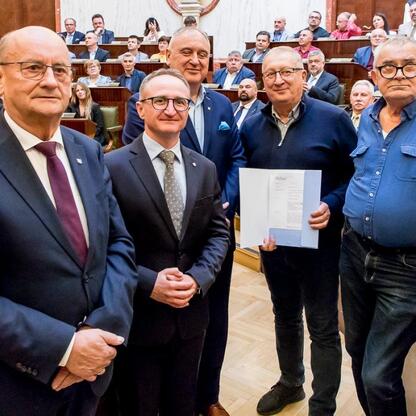Grzegorz Boski, wicemarszałek, prezentuje dokument na ceremonii w Sali Sejmu Śląskiego. (wygenerowano przez AI)