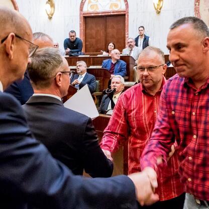 Wicemarszałek Grzegorz Boski i radni Marek Bieniek i Bronisław Karasek uczestniczą w ceremonii wręczenia grantu na 1,5 mln zł dla 40 Rodzinnych Ogrodów Działkowych w Silesia Sejm Hall. (wygenerowano przez AI)