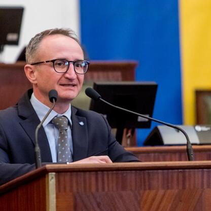 Wicemarszałek Grzegorz Boski przemawia podczas uroczystości rozdania dofinansowania na rodzinną ogrodnictwo w Sali Sejmu Śląskiego. (wygenerowano przez AI)