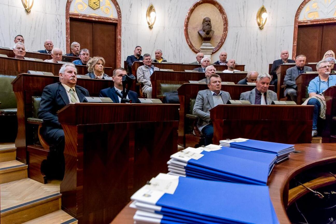Grzegorz Boski, wicemarszałek Województwa Śląskiego, wręcza certyfikaty funduszy 40 rodzinom działkowym w Sali Sejmu Śląskiego. (wygenerowano przez AI)