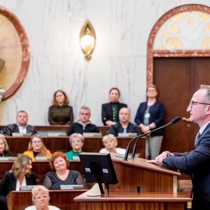 Wicemarszałek Grzegorz Boski przemawia na podium w Sali Sejmu Śląskiego, podczas uroczystości wręczenia dofinansowania dla Rodzinnych Ogrodów Działkowych. (wygenerowano przez AI)