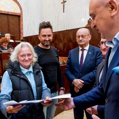 Wicemarszałek Grzegorz Boski wręcza certyfikaty w Sali Sejmu Śląskiego. (wygenerowano przez AI)