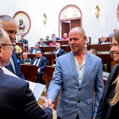 Wicemarszałek Grzegorz Boski i radni Sejmiku Województwa Śląskiego wręczają certyfikaty na ceremonii wsparcia rodzinnych ogrodów działkowych w Sali Sejmu Śląskiego. (wygenerowano przez AI)