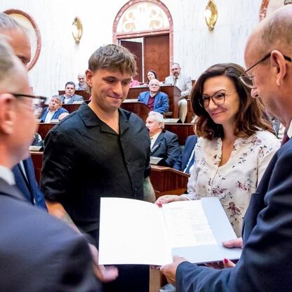 W Sali Sejmu Śląskiego odbywa się uroczystość wręczenia certyfikatów, wspierająca 40 rodzinnych ogrodów działkowych w regionie Śląskim. (wygenerowano przez AI)