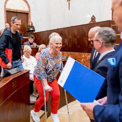 W Sali Sejmu Śląskiego odbyła się uroczystość wręczenia certyfikatów dofinansowaniu dla Rodzinnych Ogrodów Działkowych. (wygenerowano przez AI)