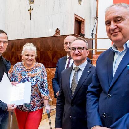 Grzegorz Boski, wicemarszałek, wręcza certyfikaty w Silesia Sejm Hall, podczas ceremonii wsparcia rodzinnych ogrodów działkowych. (wygenerowano przez AI)