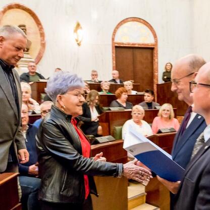 W Sali Sejmu Śląskiego rozdawane są dofinansowania dla Rodzinnych Ogrodów Działkowych. (wygenerowano przez AI)