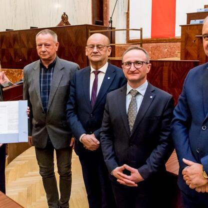 Grzegorz Boski, wicemarszałek, wręcza certyfikaty zwycięzcom konkursu 