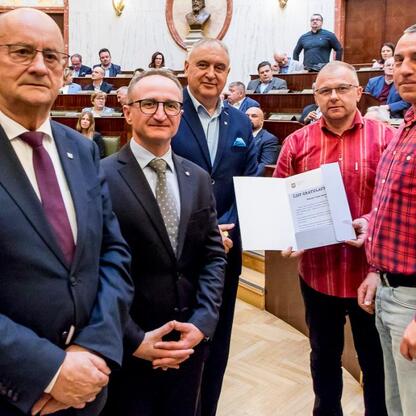 Grzegorz Boski, wicemarszałek, wręczał certyfikaty w Sali Sejmu Śląskiego. (wygenerowano przez AI)