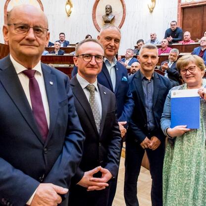 Grzegorz Boski, wicemarszałek, uczestniczy w ceremonii nadania dofinansowania Rodzinnym Ogrodom Działkowym w Sali Sejmu Śląskiego. (wygenerowano przez AI)