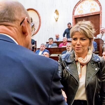 Wizytacja w Sali Sejmu Śląskiego, gdzie wicemarszałek Grzegorz Boski i radni Sejmiku Województwa Śląskiego wręczają dofinansowanie dla Rodzinnych Ogrodów Działkowych. (wygenerowano przez AI)