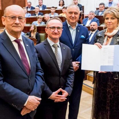 Wicemarszałek Grzegorz Boski prezentuje certyfikaty na uroczystości w Sali Sejmu Śląskiego. (wygenerowano przez AI)