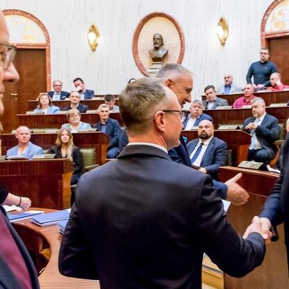W Sali Sejmu Śląskiego odbywa się uroczystość wręczenia dofinansowania dla 40 Rodzinnych Ogrodów Działkowych. (wygenerowano przez AI)