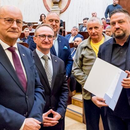 Wicemarszałek Grzegorz Boski wręcza certyfikaty w Sali Sejmu Śląskiego. (wygenerowano przez AI)