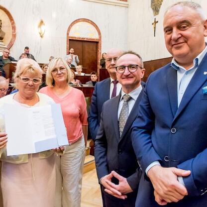 Grzegorz Boski, wicemarszałek, prezentuje program wsparcia rodzinnych ogrodów działkowych w Sali Sejmu Śląskiego. (wygenerowano przez AI)