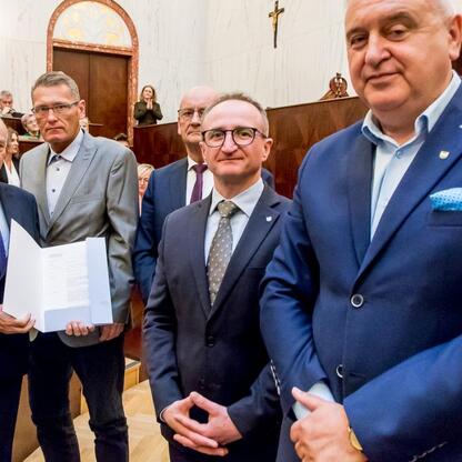 Wicemarszałek Grzegorz Boski wręcza certyfikaty w Sali Sejmu Śląskiego. (wygenerowano przez AI)