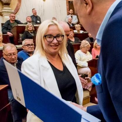 W Sali Sejmu Śląskiego odbywa się uroczystość wręczenia certyfikatów, wspierających rodzinne ogrody działkowe. (wygenerowano przez AI)