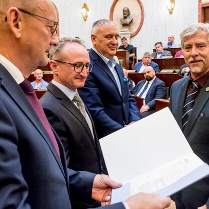 Wicemarszałek Grzegorz Boski wręcza certyfikaty 40 rodzinom działkowym w Sali Sejmu Śląskiego. (wygenerowano przez AI)
