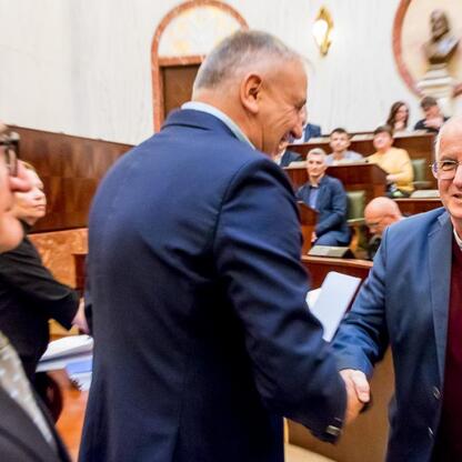 Grzegorz Boski, Marek Bieniek i Bronisław Karasek w Sali Sejmu Śląskiego podczas uroczystego rozdania dofinansowania dla programu 