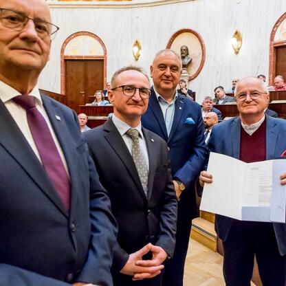 Grzegorz Boski, wicemarszałek, rozdaje dokumenty na uroczystości w Sali Sejmu Śląskiego. (wygenerowano przez AI)