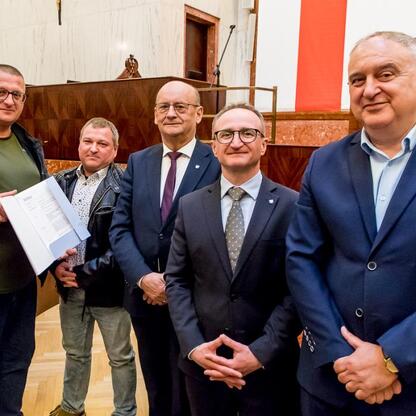 Grzegorz Boski, wicemarszałek, wręcza certyfikaty w Sali Sejmu Śląskiego. (wygenerowano przez AI)