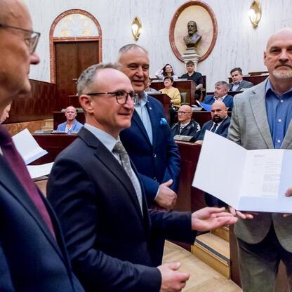 Wicemarszałek Grzegorz Boski wręcza certyfikaty 40 rodzinom działkowym w Sali Sejmu Śląskiego. (wygenerowano przez AI)