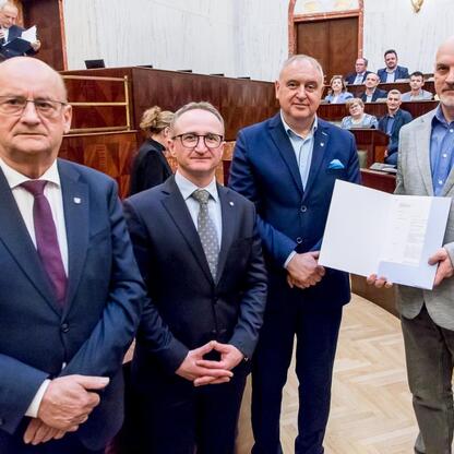 Wicemarszałek Grzegorz Boski wręcza certyfikaty w Sali Sejmu Śląskiego. (wygenerowano przez AI)
