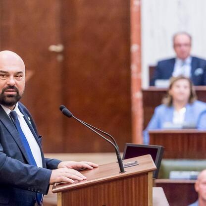 Wicemarszałek Grzegorz Boski przemawia na uroczystości wręczenia umów o dofinansowanie Rodzinnych Ogrodów Działkowych w Sali Sejmu Śląskiego. (wygenerowano przez AI)