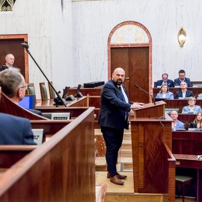 Formalna uroczystość w Sali Sejmu Śląskiego, gdzie wicemarszałek Grzegorz Boski i radni Sejmiku Województwa Śląskiego wręczają dofinansowanie na Rodzinne Ogrody Działkowe. (wygenerowano przez AI)